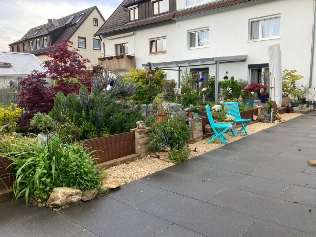 Newsl 02-22 Wetter_Gehege_Garten_blaue_Stühle